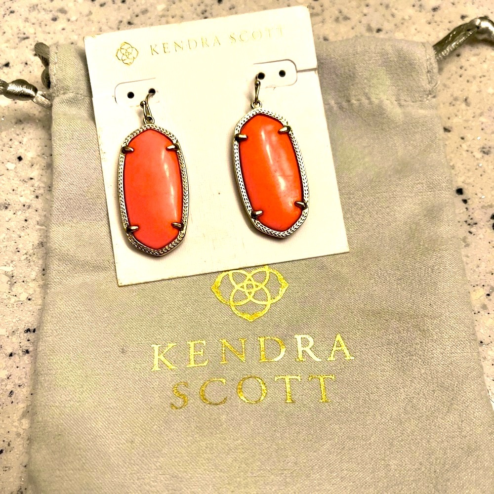 Kendra Scott Elle Earrings.
